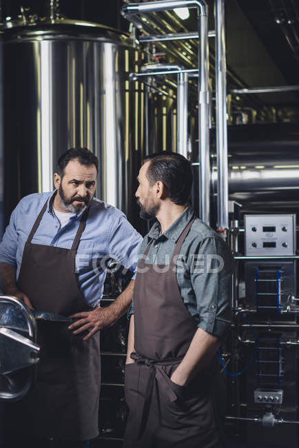Trabalhadores cervejeiros masculinos em aventais — Fotografia de Stock