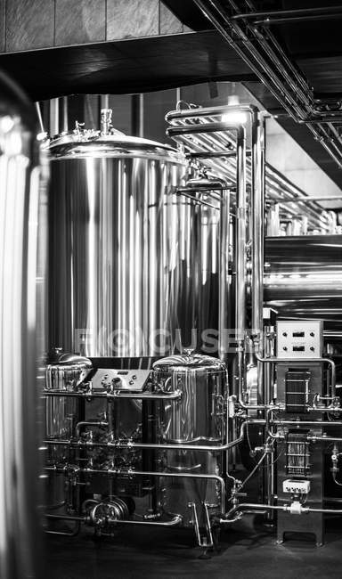 Equipamento de cervejaria moderna — Fotografia de Stock