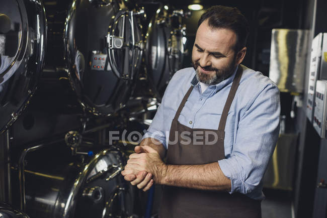 Trabalhador da cervejaria sorridente — Fotografia de Stock