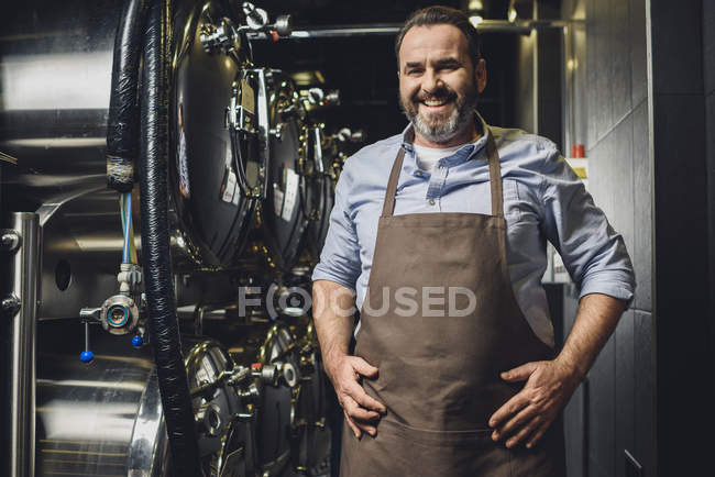 Trabalhador da cervejaria sorridente — Fotografia de Stock