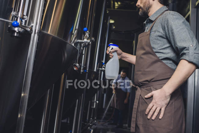 Пивоварне обладнання для працівника — стокове фото