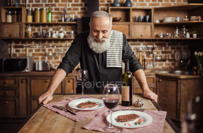 Senior man in kitchen — Stock Photo