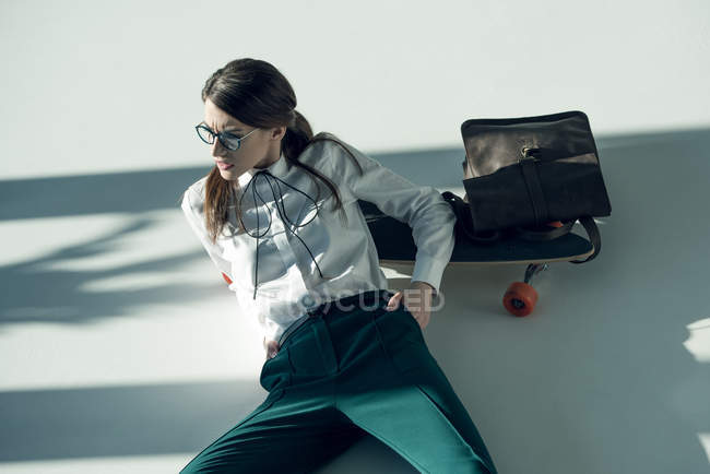 Femme hipster élégant avec skateboard — Photo de stock