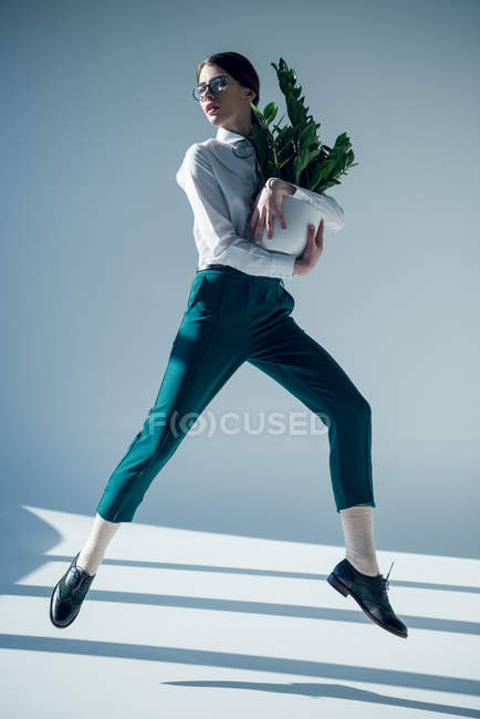 Hipster donna in camicia bianca con pianta — Foto stock
