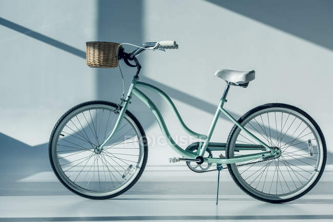 Bicicleta hipster com cesta — Fotografia de Stock