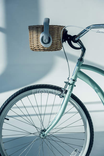 Vélo hipster avec panier — Photo de stock