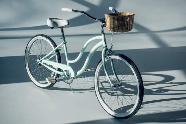 Hipster bicicletta con cesto — Foto stock