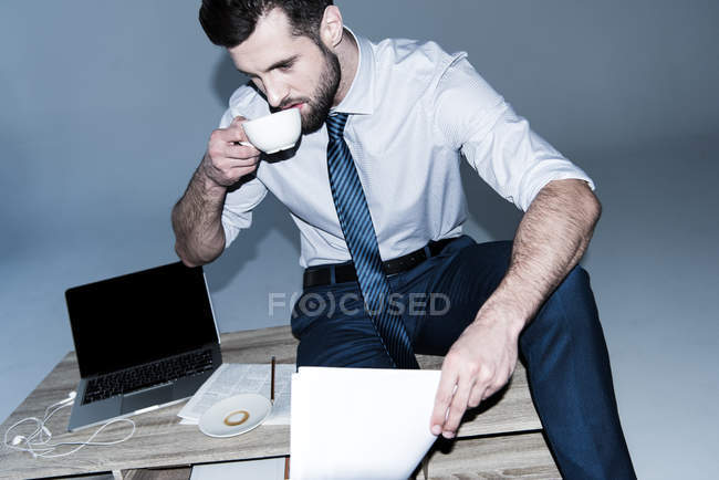 Uomo d'affari seduto sul tavolo — Foto stock