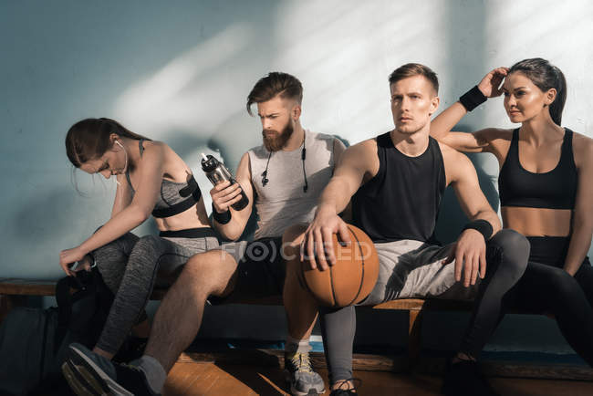 Sporty men and women — Stock Photo