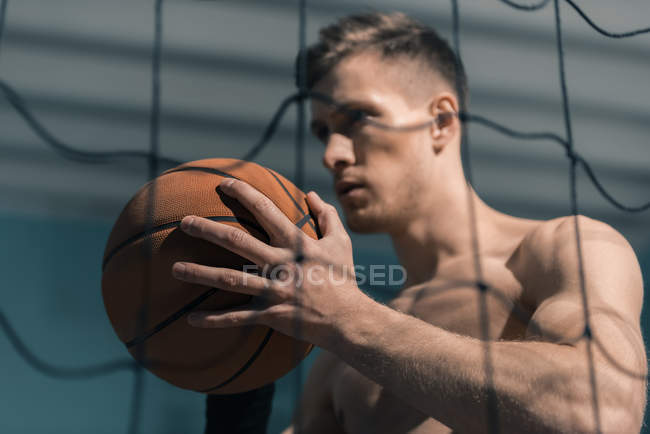 Homem desportivo com bola de basquete — Fotografia de Stock