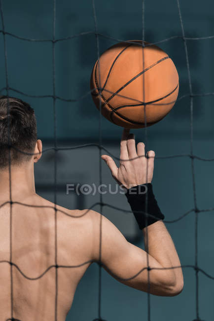 Sporty man with basketball ball — Stock Photo