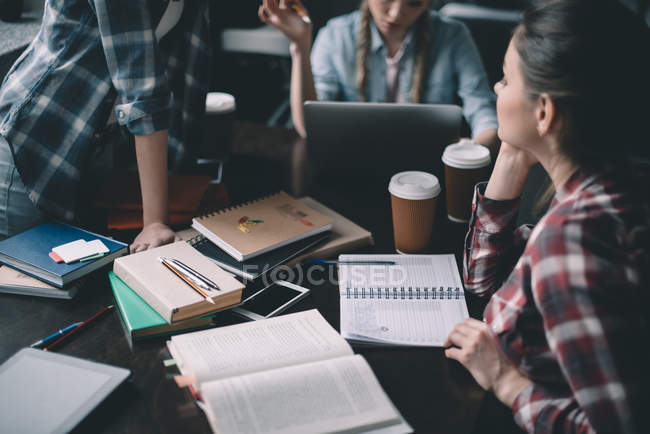 Schüler lernen gemeinsam — Stockfoto