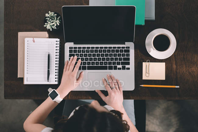 Жінка навчається з ноутбуком — стокове фото