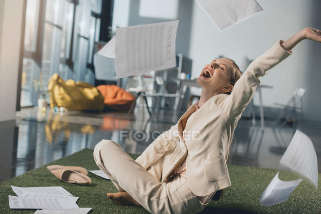 Junge Geschäftsfrau ruht sich aus — Stockfoto