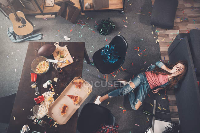 Jovem mulher após a festa — Fotografia de Stock