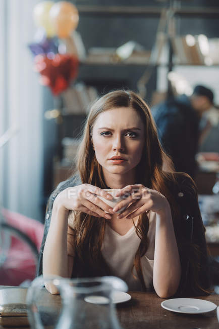 Приваблива жінка з кавою — стокове фото