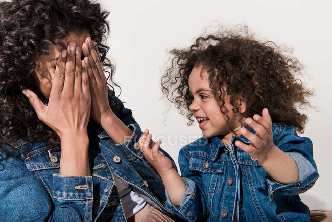 Madre che gioca a nascondino con la figlia — Foto stock