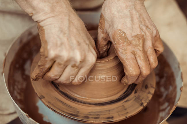 Nahaufnahme eines männlichen Handwerkers, der an der Töpferscheibe arbeitet — Stockfoto