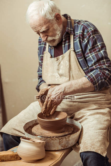 Nahaufnahme eines männlichen Handwerkers, der an der Töpferscheibe arbeitet — Stockfoto