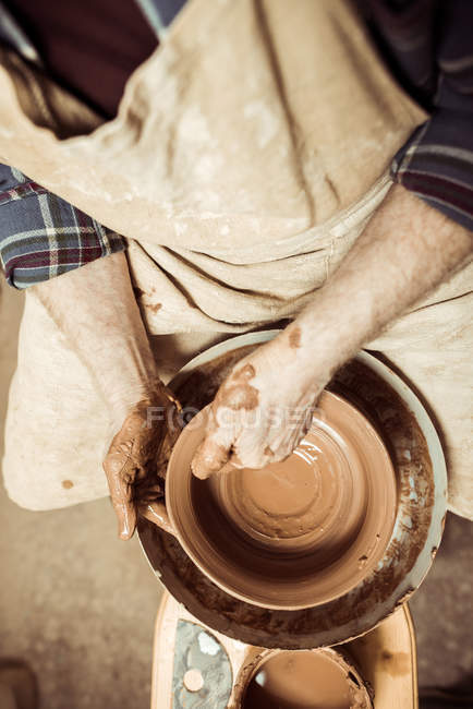 Nahaufnahme eines männlichen Handwerkers, der an der Töpferscheibe arbeitet — Stockfoto