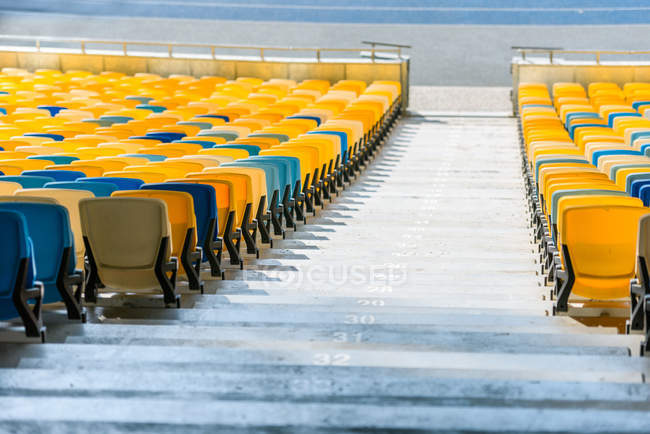Rangées de sièges de stade — Photo de stock