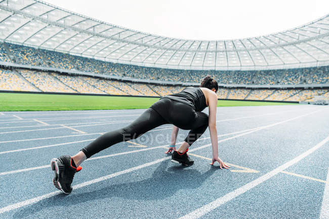 Desportista na linha de partida — Fotografia de Stock