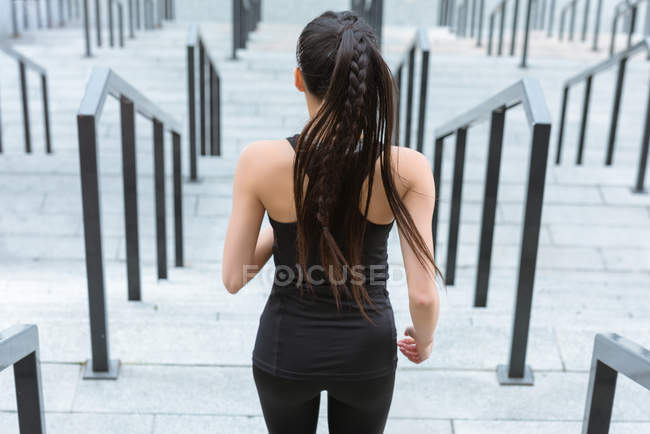 Entrenamiento de deportista en las escaleras del estadio - foto de stock