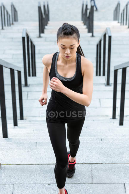 Entrenamiento de deportista en las escaleras del estadio - foto de stock