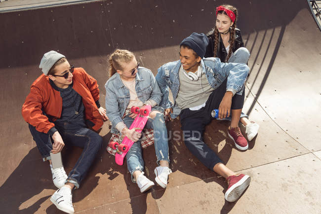Adolescents posant dans le parc de skateboard — Photo de stock