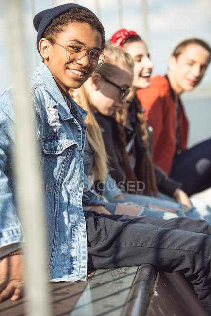 Adolescenti che trascorrono del tempo allo skateboard park — Foto stock