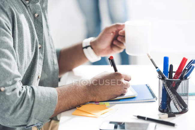 Homme d'affaires occasionnel travaillant dans un bureau moderne — Photo de stock