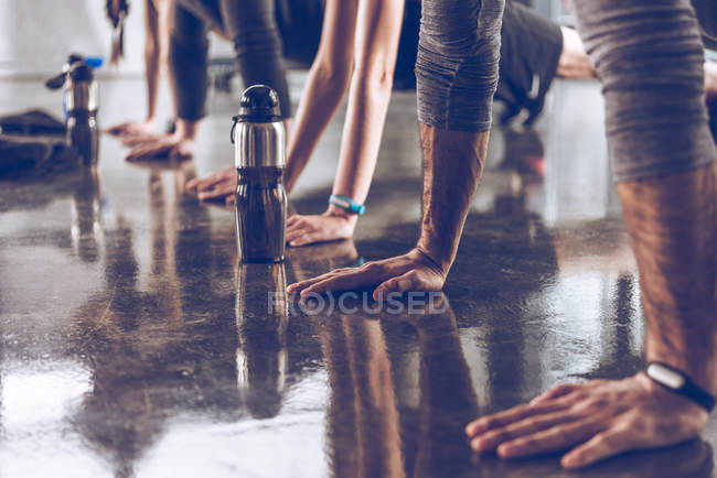 Persone sportive che si allenano in palestra — Foto stock