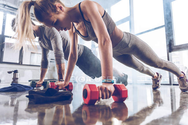 Deportistas haciendo ejercicio en el gimnasio - foto de stock