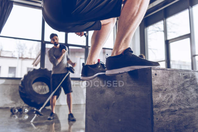 Gente deportiva en el entrenamiento de gimnasio - foto de stock