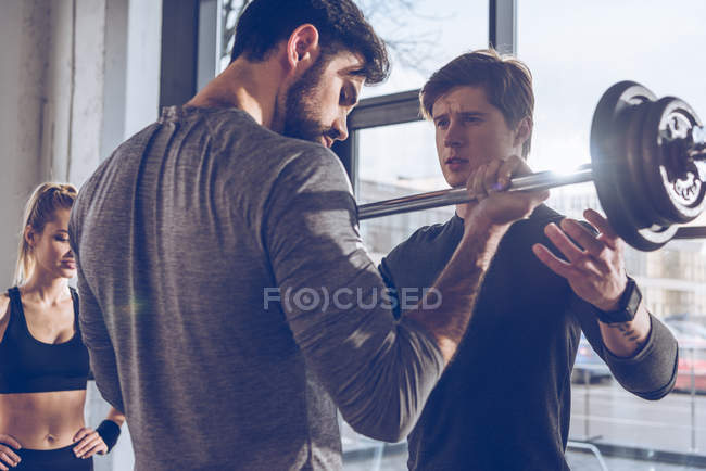 Les gens sportifs à la gym séance d'entraînement — Photo de stock