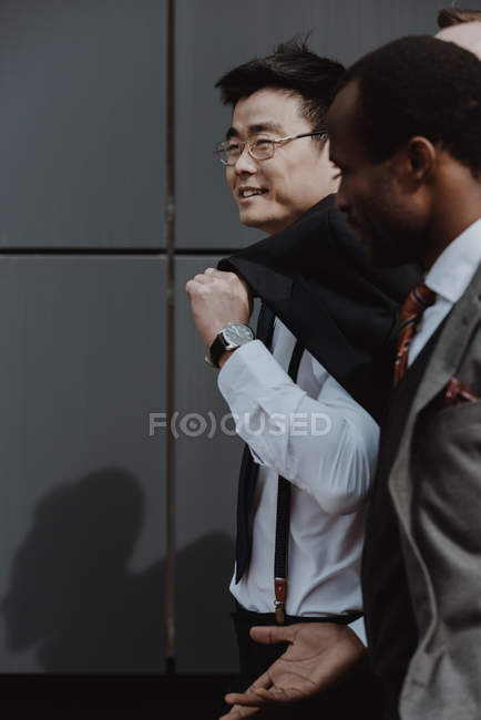 Felice elegante business team multiculturale camminando all'aperto, concetto di team di uomini d'affari — Foto stock