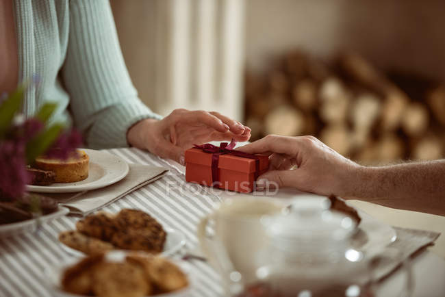 Marido dando regalo a la esposa - foto de stock