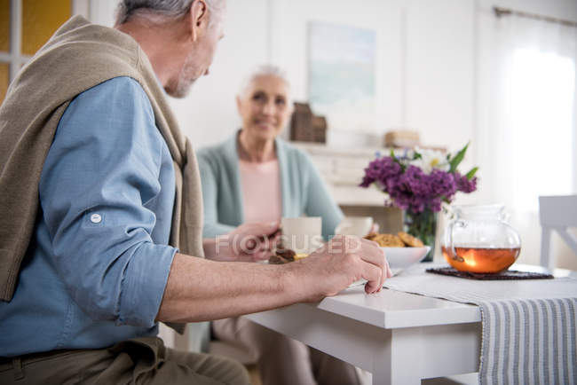 Cinza cabelos casal tomando café da manhã — Fotografia de Stock