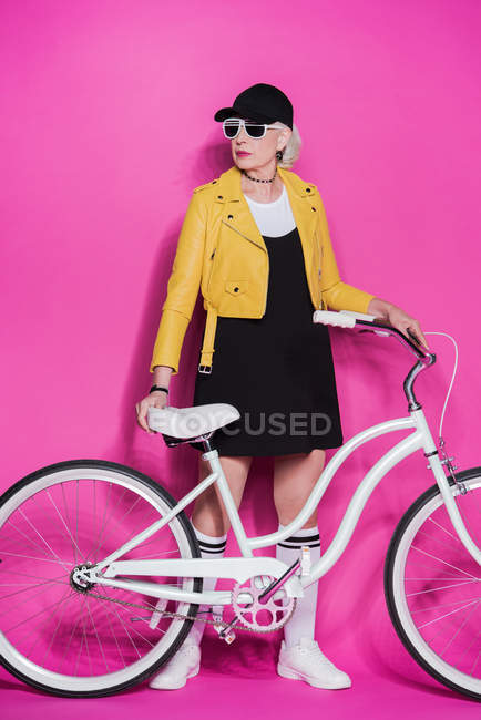 Mulher Sênior com bicicleta — Fotografia de Stock