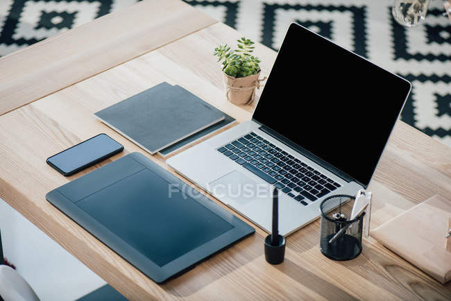 Appareils numériques sur table de bureau — Photo de stock