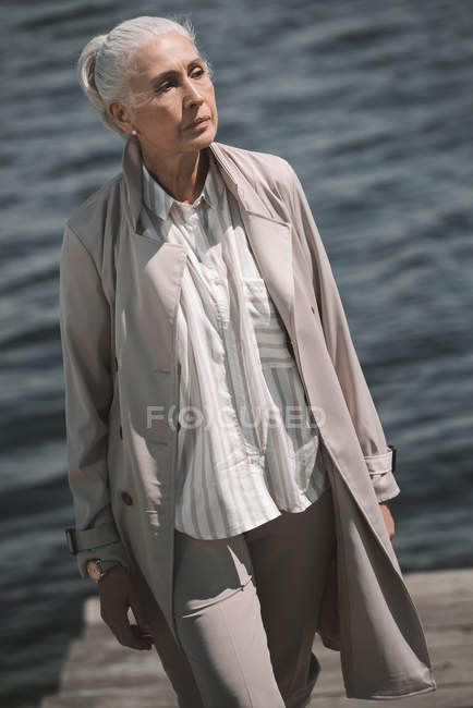 Seniorin am Flussufer — Stockfoto