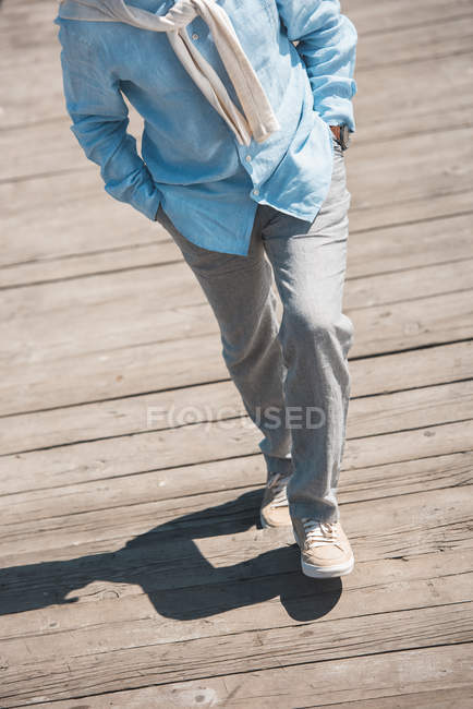 Uomo casuale che cammina sul pavimento in legno — Foto stock