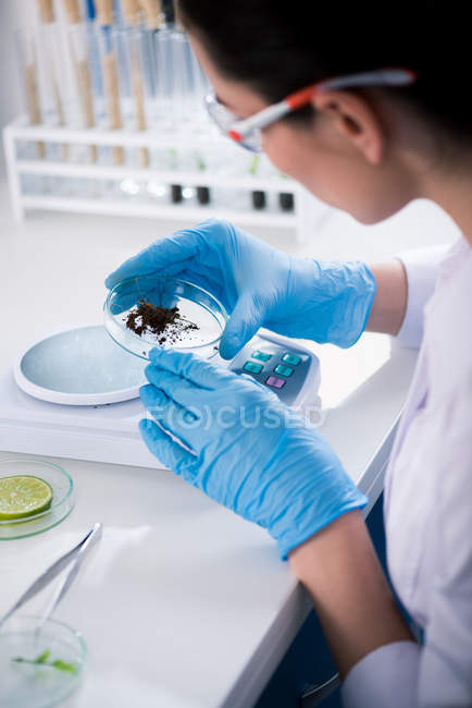 Científica en laboratorio - foto de stock