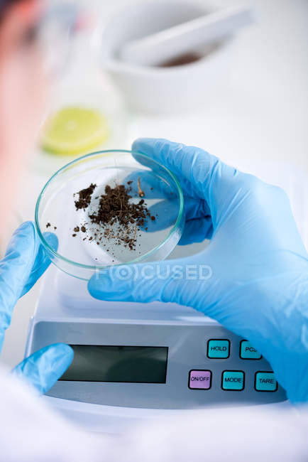 Científico durante el trabajo en el laboratorio moderno - foto de stock