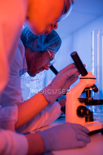 Wissenschaftler bei der Arbeit im Labor — Stockfoto