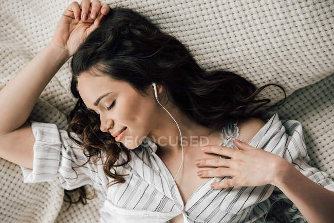 Jeune femme dans les écouteurs — Photo de stock