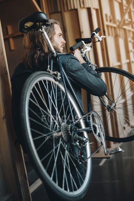 Jovem com bicicleta — Fotografia de Stock