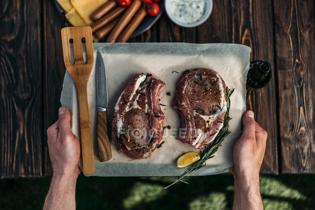 Steaks crus de côtelette aux épices — Photo de stock
