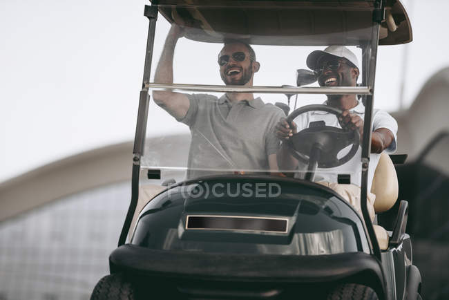 Amis conduite chariot de golf — Photo de stock