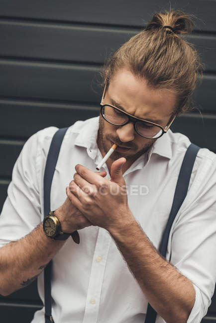 Bel homme élégant fumeur — Photo de stock